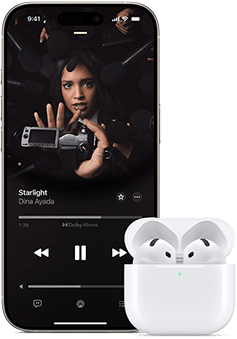 Un iPhone à côté d’AirPods Pro dans leur boîtier de charge, le boîtier est ouvert