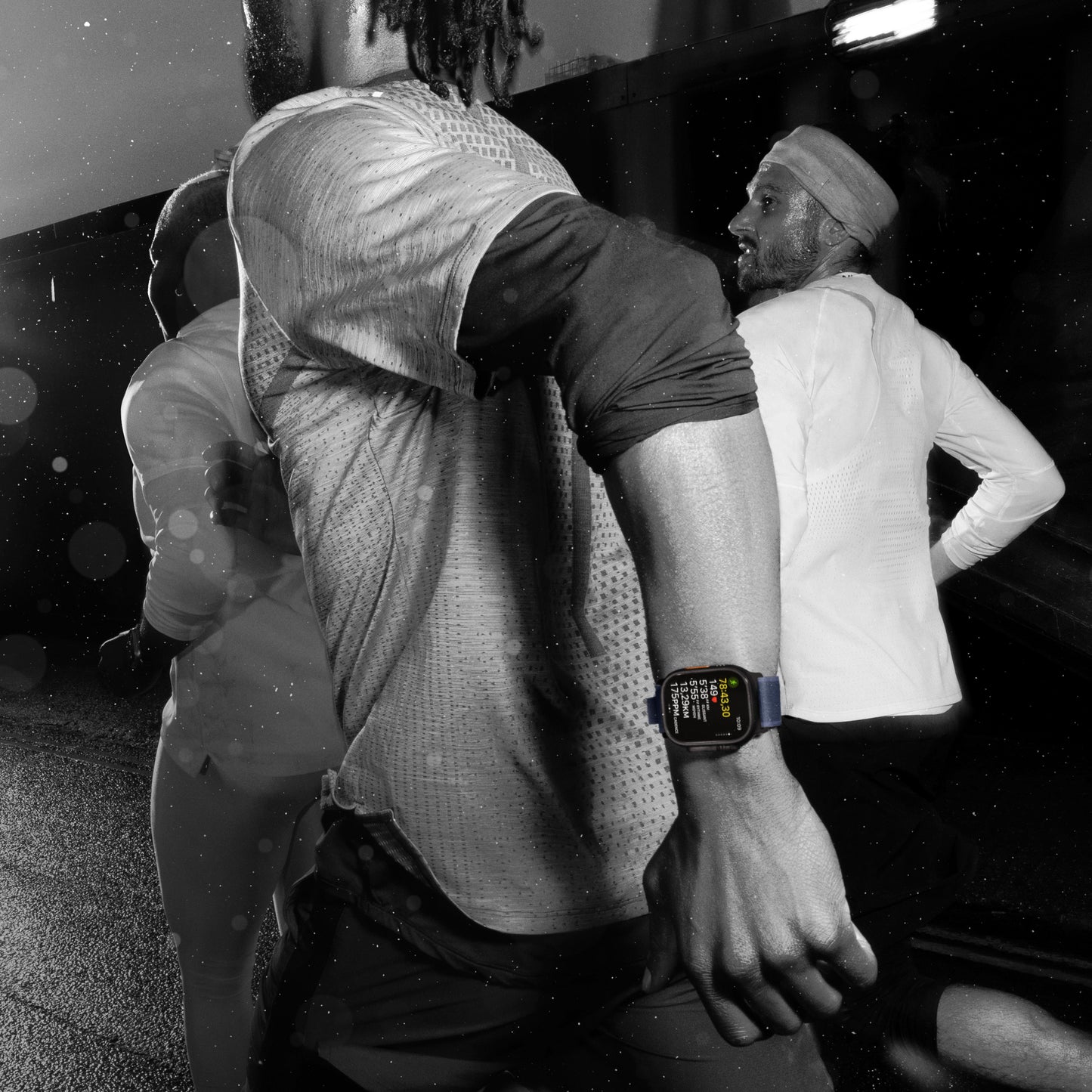 Apple_Watch_Ultra_2_49mm_Black_Titanium_Milanese_Loop_Black_PDP_Image_Position_7__FRFR