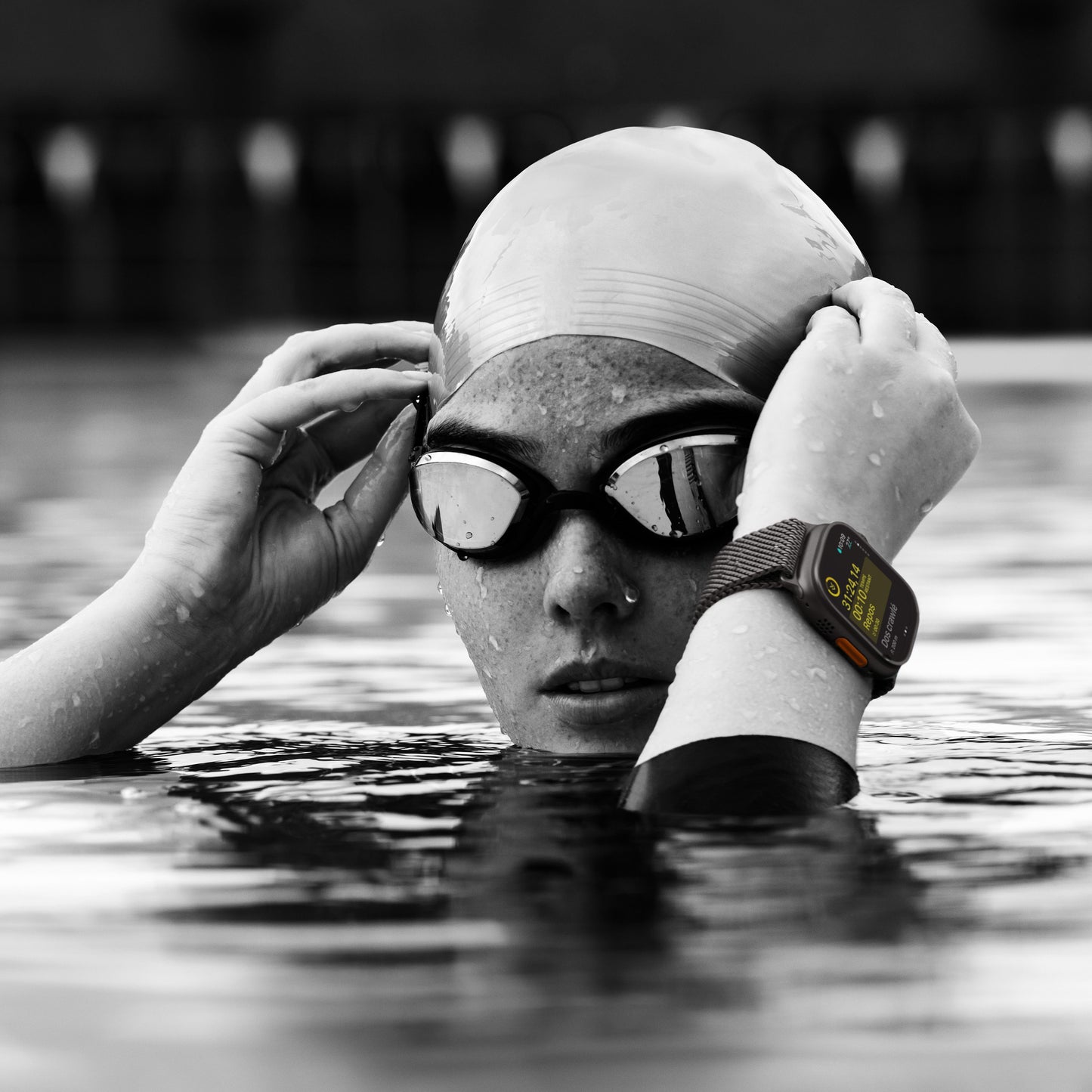 Apple_Watch_Ultra_2_49mm_Natural_Titanium_Ocean_Band_Navy_PDP_Image_Position_8__FRFR