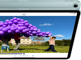 iPad Air, dont la caméra 12MP Center Stage affiche une personne dans FaceTime, devant un autre iPad Air présentant la face arrière et la caméra