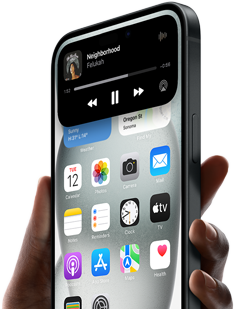 iPhone 15 tenu en main, Dynamic Island montrant des informations de suivi d’un parcours en covoiturage.