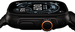 Apple Watch Ultra 3, vue latérale, boîtier en titane noir, boussole sur le cadran Orientation, bouton latéral et Digital Crown