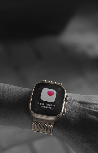 Une personne portant une Apple Watch Ultra 3 au poignet, alerte santé de possible hypertension à l’écran
