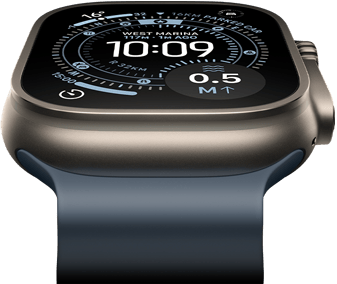 Apple Watch Ultra 3 inclinée vers l’avant, boîtier en titane naturel, boussole sur le cadran Orientation, Bracelet Ocean bleu maritime