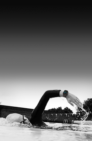 Une personne en train de nager enregistre les données de sa séance d’entraînement sur son Apple Watch Ultra 3