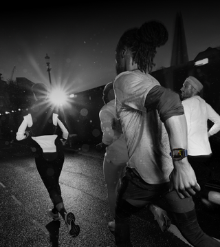 Environnement urbain avec quatre personnes en train de courir